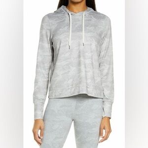 Vuori Halo Essential Light Gray Camo Hoodie Performance Pullover Size Small